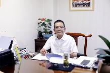 程蟒在翻阅案件资料.jpg