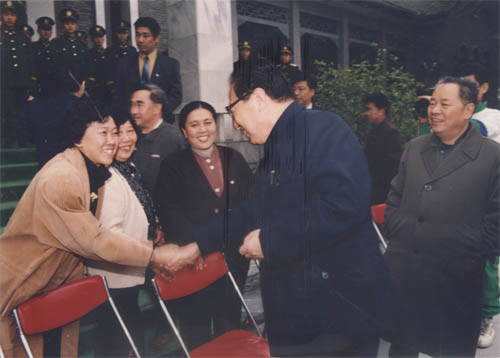 1994年时任全国人大常委会委员长乔石同志亲切接见参加四川省八届人大二次会议的省人大代表