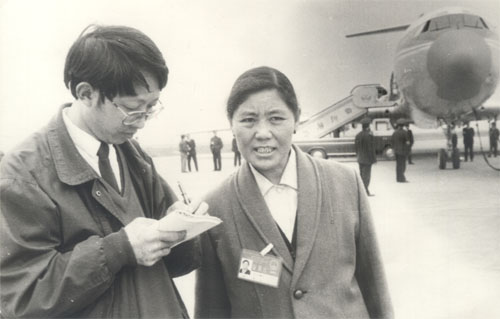 1994年3月参加八届全国人大二次会议的四川省人大代表在机场接受人民权力报的采访