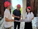 省人大代表舒其灵（右）了解曾家大院修缮情况.jpg